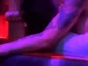 Chica tatuada en el bar besa activamente los pechos de un cliente masculino